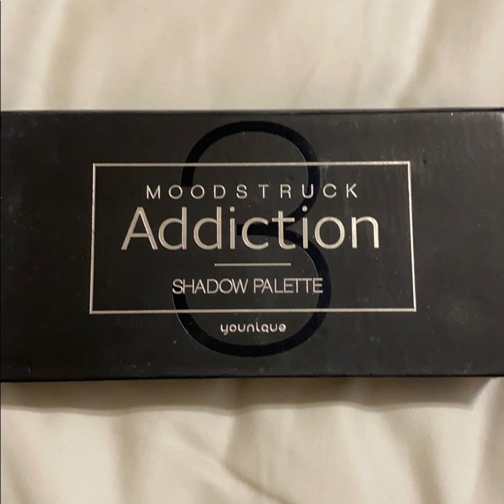 Younique eyeshadow palette